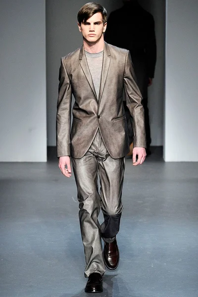 Look 16